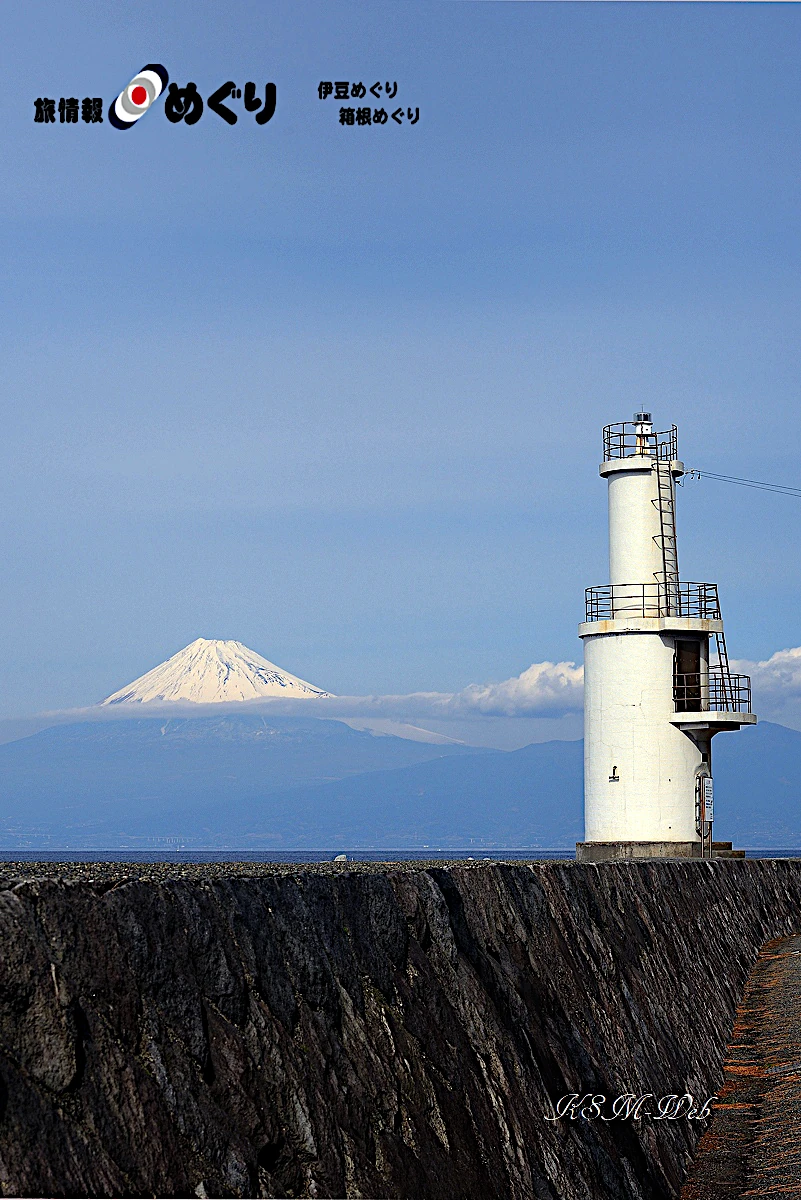 戸田灯台と富士山の写真