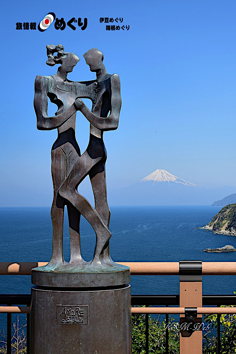 恋人岬アモーレ像と富士山の写真