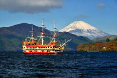 芦ノ湖の紅葉と富士山