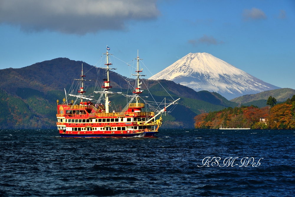 芦ノ湖の紅葉と富士山