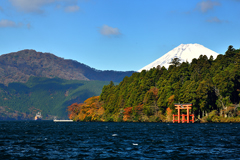 芦ノ湖の紅葉と富士山