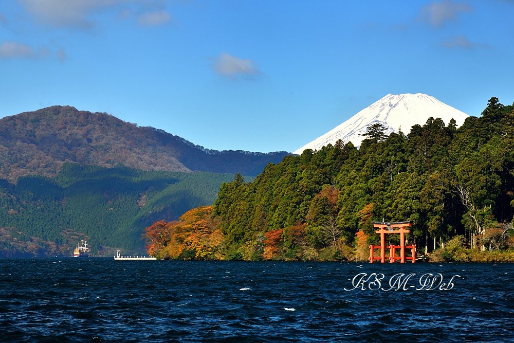 芦ノ湖の紅葉と富士山