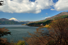 芦ノ湖の紅葉と富士山