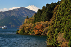 芦ノ湖の紅葉と富士山