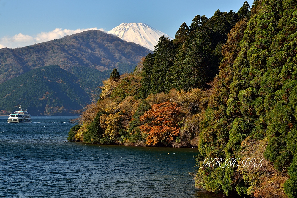 芦ノ湖の紅葉と富士山