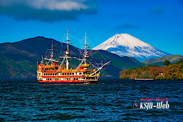 箱根芦ノ湖と海賊船バックに富士山の画像