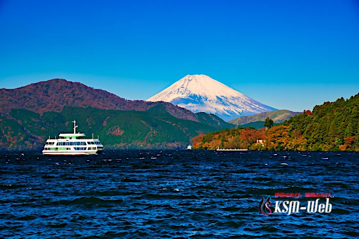 芦ノ湖遊覧船と富士山