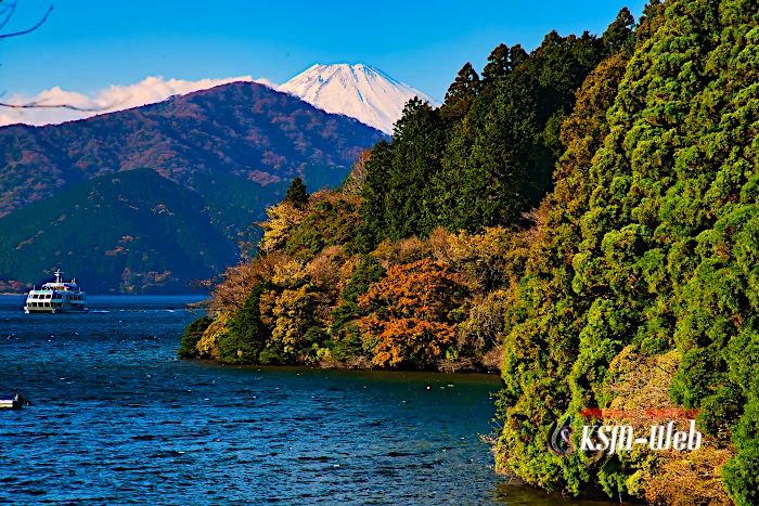 箱根芦ノ湖と芦ノ湖遊覧船、後ろに富士山