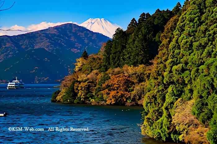 箱根芦ノ湖と芦ノ湖遊覧船、後ろに富士山