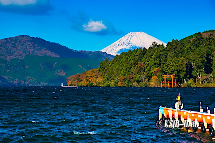 箱根芦ノ湖と平和の鳥居、後ろに富士山
