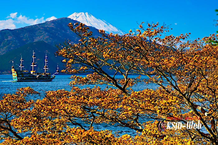 箱根芦ノ湖と海賊船、後ろに富士山の画像