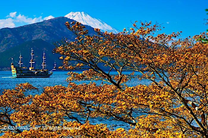 箱根芦ノ湖と海賊船、後ろに富士山の画像