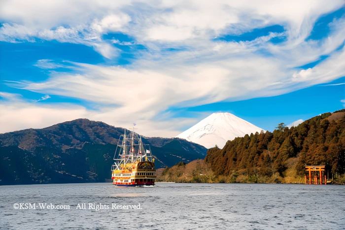 箱根芦ノ湖 海賊船、平和の鳥居の奥に富士山