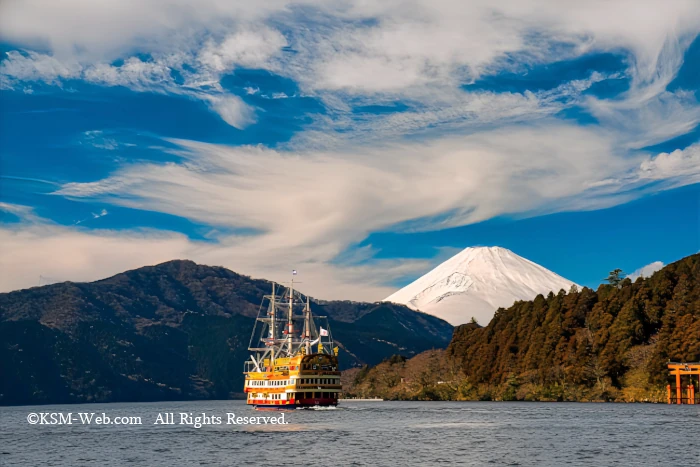 芦ノ湖 海賊船に富士山