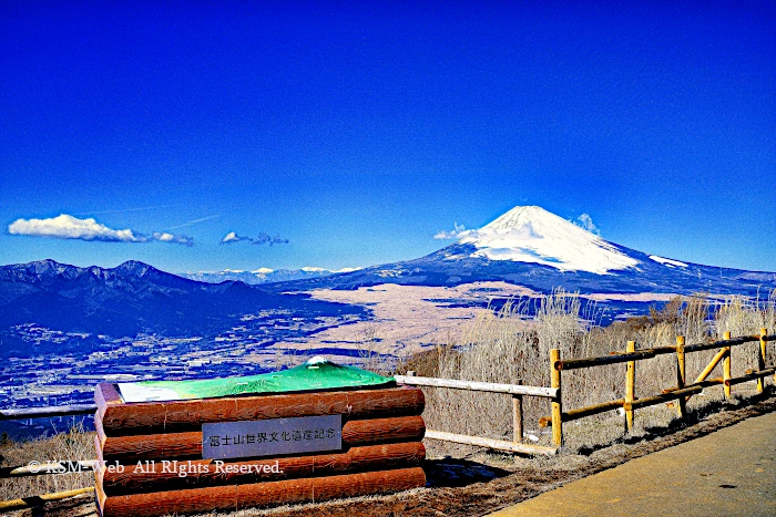 三国峠からの富士山（世界遺産記念碑）