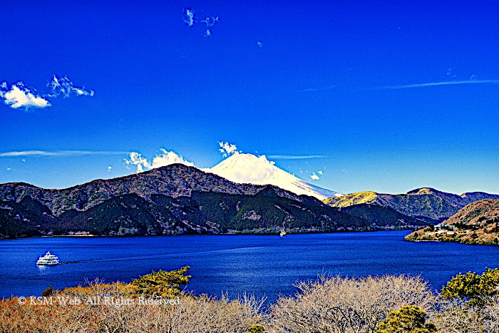 箱箱根芦ノ湖と富士山と芦ノ湖遊覧船