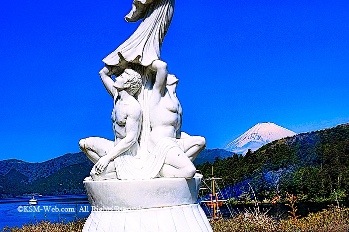 成川美術館庭園と芦ノ湖