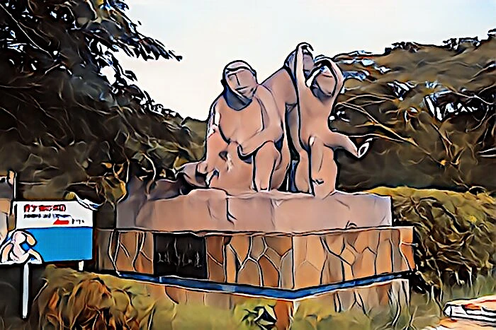 夕日丘展望広場の五猿の像