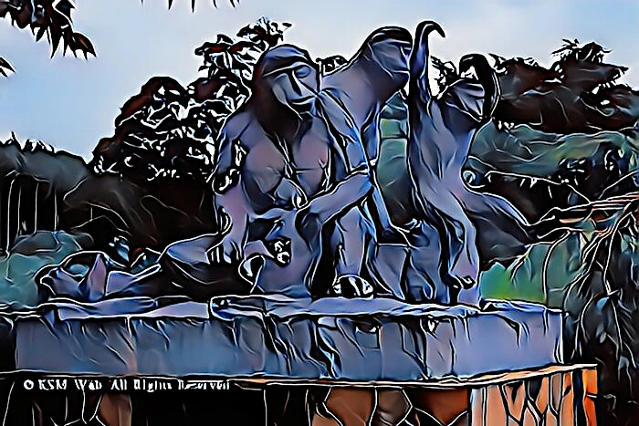 夕日丘展望広場の五猿の像