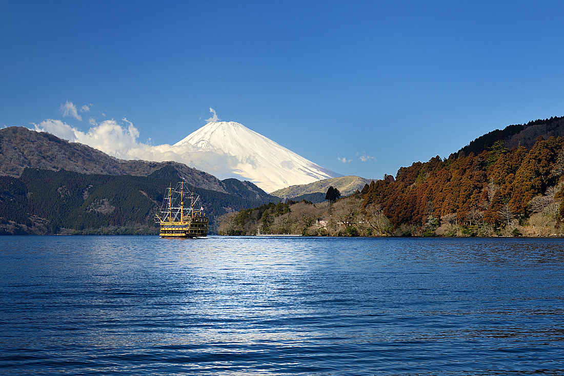 芦ノ湖と鳥居と海賊船と富士山